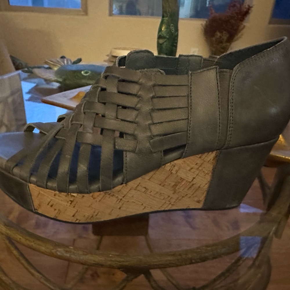 Colat Blu sandal  Size 7